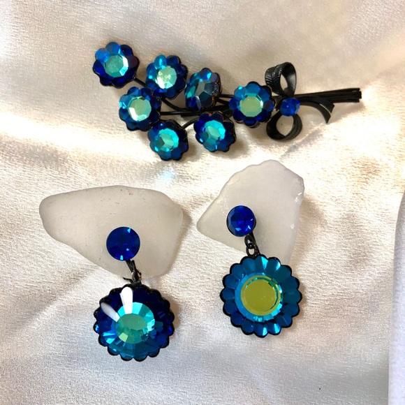 Jewelry - Blue glass sparkling brooch and clip-on earrings